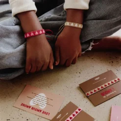 Atelier Wagram Bracelet en Perle Amour - Blanc et Rouge