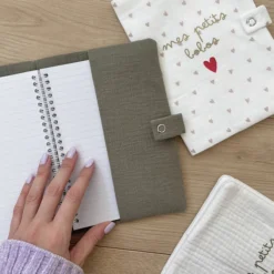 Atelier Wagram Protège-carnet de Santé - Vert Olive Mes Petits Bobos