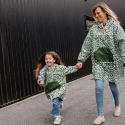 Hello Hossy Poncho de Pluie Green Leopard - Maman
