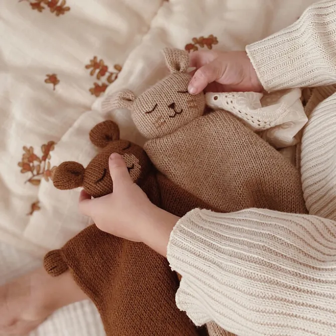 Main Sauvage Doudou Plat Tricoté Ourson