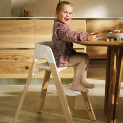 Stokke Chaise Haute Steps avec Plateau et Baby Set - Blanc et Naturel