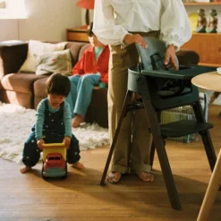 Stokke Chaise Haute Steps avec Plateau et Baby Set - Noir et Brun Chaud